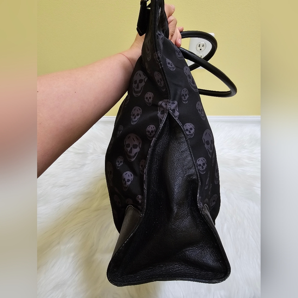🎉🎉🎉HOST PICK🎉🎉🎉Alexander McQueen - Faithful De-Manta Tote - Picture 4 of 17